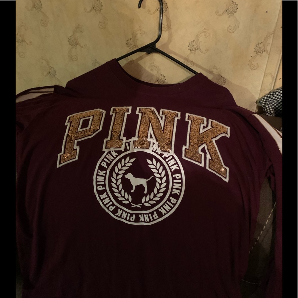 Long sleeve top.